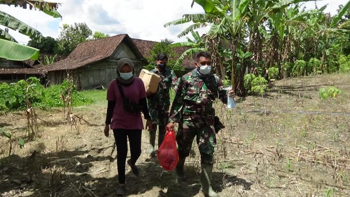  Putus Sebaran Covid-19, Satgas TMMD Bojonegoro Bagi-Bagi Masker